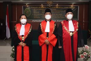 Pengambilan Sumpah Dan Melantik 2 Ketua Pengadilan Tingkat Pertama Oleh WKPT Kupang